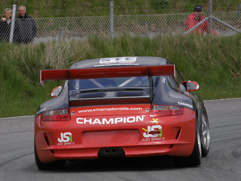 Dette var hvad konkurrenterne så til Claus Christensen ved Special Saloon Car Festivalen på Ring Djursland - bagpartiet på Porsche raceren med det store Champion olie logo!